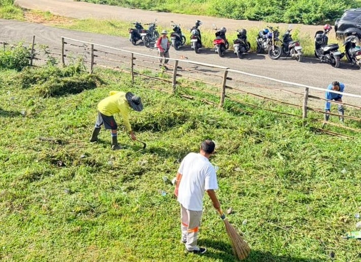 Hidupkan Budaya Gotong Royong, ASN Diskominfo dan Disdukcapil Bersama Warga Bersihkan Lingkungan KAN Laing